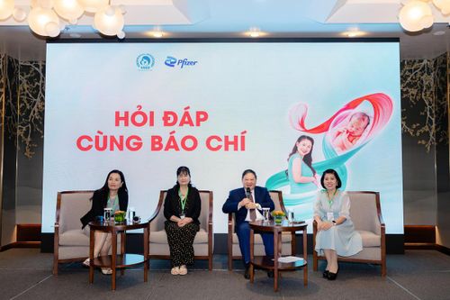Các chuyên gia y tế tham gia chia sẻ tại tọa đàm (từ trái qua): PGS.TS.BS Nguyễn Thị Diệu Thúy - Trưởng Bộ môn Nhi, Đại học Y Hà Nội; Trưởng khoa Nhi, Bệnh viện Đại học Y Hà Nội ; TTND.PGS.TS.BS.CKII Lưu Thị Hồng - Phó Giám đốc Trung tâm Sản Phụ khoa, Bệnh viện Đa khoa Tâm Anh Hà Nội; GS.TS.BS Nguyễn Viết Tiến - Chủ tịch Hội Phụ Sản Việt Nam (VAGO); TS.BS Ngô Thị Yên - Ủy viên BCH Hội Y học Giới Tính Việt Nam.