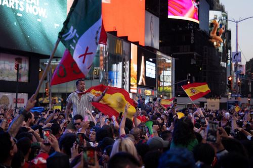 Cổ động viên Tây Ban Nha ăn mừng tại Quảng trường Thời đại, New York, sau trận chung kết, ngày 19/7. Ảnh: Reuters.
