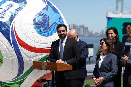 Thị trưởng thành phố New York Zohran Mamdani và Thống đốc bang New York Kathy Hochul tham dự sự kiện ra mắt khu fanzone chính thức của World Cup 2026 hồi tháng 4. Ảnh: Reuters.