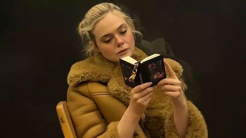  Nữ diễn viên Ella Fanning trong chiến dịch quảng bá móc khóa sách của Coach. Ảnh: Vogue. 