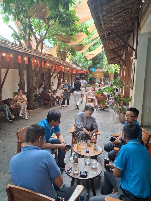  Khách hàng thư giãn trong khu vườn ngoài trời ở quán Trịnh Cà Phê. Ảnh: Andrew Sun/SCMP.