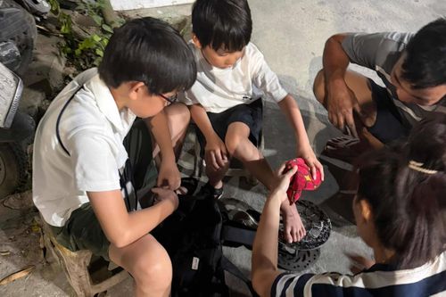  Nhóm khách Nhật gặp tai nạn tại Hội An, được người dân địa phương giúp đỡ nhiệt tình. Ảnh: Asako Sakamoto. 