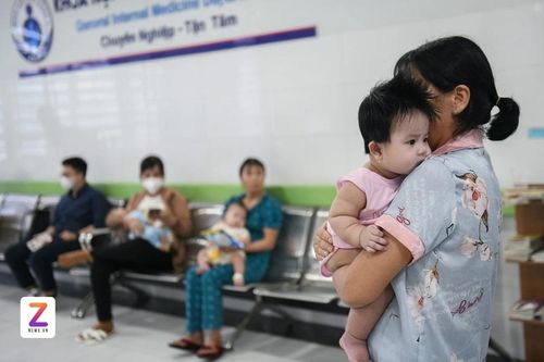  Virus RSV không chỉ tấn công trẻ sinh non hay mắc bệnh bẩm sinh. Phần lớn trẻ phải hồi sức tích cực vì RSV trước đó đều hoàn toàn khỏe mạnh. Ảnh: Duy Hiệu. 