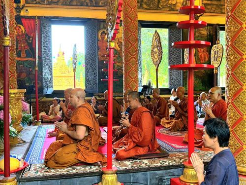 Chư Tăng chia sẻ giáo lý Phật pháp, truyền tải thông điệp bình an đến toàn thể đại chúng