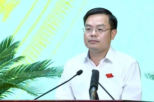 Ông Hoàng Văn Đồng, Giám đốc Sở Xây dựng tỉnh Thanh Hóa giải trình tại phiên thảo luận Kỳ họp thứ Tư HĐND tỉnh Thanh Hóa khóa XIX