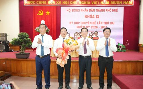 Thường trực Thành ủy Huế tặng hoa chúc mừng ông Lê Trí Thanh được bầu giữ chức Chủ tịch UBND TP. Huế nhiệm kỳ 2026 - 2031. Ảnh: N.M