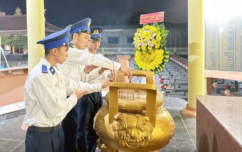 Chiến sĩ Hải đội 23 dâng hoa, dâng hương tại nghĩa trang liệt sĩ trên địa bàn đóng quân