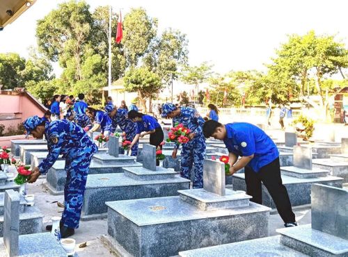 Tổ chức dọn vệ sinh tại nghĩa trang liệt sĩ địa phương