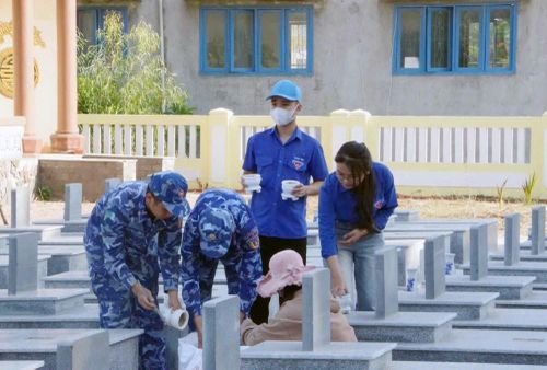 Chiến sĩ Hải đội 23 cùng lực lượng đoàn viên, thanh niên địa phương dọn vệ sinh tại Nghĩa trang Liệt sĩ Bình Đông, xã Vạn Tường