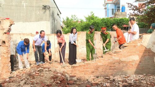 Các đại biểu thực hiện nghi thức khởi công xây dựng Nhà tình nghĩa tặng bà Hà Thị Vê