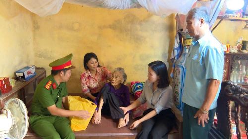 Đại diện Công an xã Biện Thượng cùng cấp ủy, chính quyền địa phương thăm hỏi, trao quà động viên bà Hà Thị Vê, vợ Liệt sĩ Trần Công Diễn