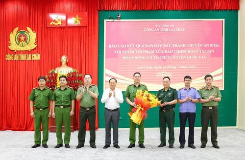 Bí thư Tỉnh ủy Lê Minh Ngân tặng hoa chúc mừng Ban Chuyên án và các lực lượng tham gia đấu tranh Chuyên án 0726L
