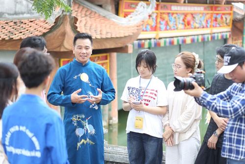 Các bạn trẻ khám phá giá trị di sản múa rối nước tại làng Đào Thục (Hà Nội) trong khuôn khổ Xưởng thiết kế mùa Hè Summer Camp Re:Craft 2026. Ảnh: BTC