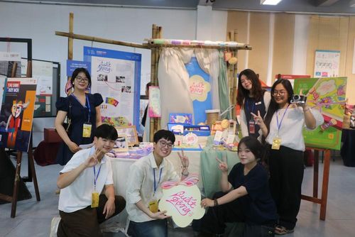 Các thành viên nhóm phát triển sản phẩm bộ board game mang tên "Quất Động Tú Hoa Ký". Ảnh: BTC