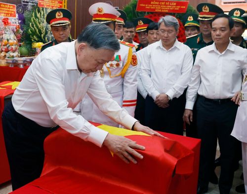 Tổng Bí thư, Chủ tịch nước Tô Lâm thực hiện nghi thức tại Nhà quàn hài cốt các liệt sĩ. Ảnh: Thống Nhất – TTXVN