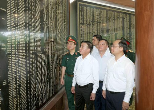 Đồng chí Trần Cẩm Tú, Ủy viên Bộ Chính trị, Thường trực Ban Bí thư cùng Đoàn công tác Trung ương đến thăm, tặng quà thương binh, bệnh binh tại Trung tâm Điều dưỡng thương binh tỉnh Nghệ An và đến dâng hoa, dâng hương tưởng niệm các anh hùng, liệt sĩ tại Khu di tích lịch sử cấp Quốc gia đặc biệt Ngã ba Đồng Lộc, tỉnh Hà Tĩnh ngày 15/7/2026. Ảnh: TTXVN