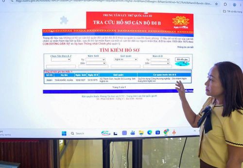 Hệ thống tra cứu hồ sơ cán bộ đi B tại trưng bày “Thanh xuân gửi lại”. Ảnh: BTC