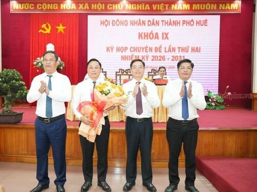 Thường trực Thành ủy Huế tặng hoa chúc mừng đồng chí Lê Trí Thanh được bầu giữ chức Chủ tịch UBND thành phố Huế nhiệm kỳ 2026-2031 - Ảnh: VGP