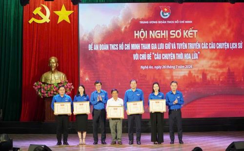 Ban Bí thư Trung ương Đoàn trao Bằng khen cho các tập thể có thành tích xuất sắc trong triển khai Đề án.