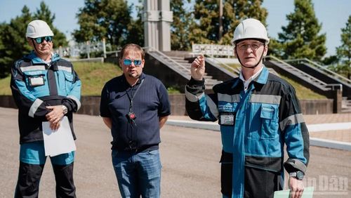 Ông Mikhail Lykov (ngoài cùng bên phải) kể lại những dấu mốc lịch sử. (Ảnh: THANH THỂ)