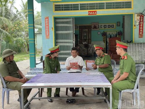 Trung tá Ngô Kim Thảo (thứ hai từ trái sang) cùng lực lượng công an cơ sở thường xuyên cập nhật các chính sách mới tới thành viên Đội dân phòng cơ động.