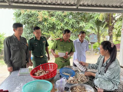 Trung tá Châu Văn Nát cùng các thành viên Đội dân phòng cơ động tuyên truyền chính sách pháp luật cho đồng bào người Khmer.