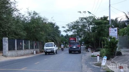 Với phần xe chạy chỉ rộng khoảng 5,5m cùng hàng loạt điểm khuất tầm nhìn, tuyến đường Tỉnh lộ 9 không còn đáp ứng yêu cầu phát triển trong giai đoạn mới.