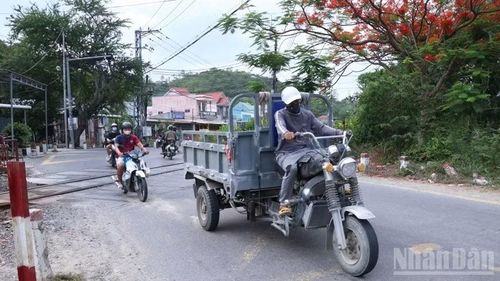 Tại các điểm giao cắt với đường dân sinh và đường sắt trên Tỉnh lộ 9 chưa bảo đảm an toàn, trở thành nỗi ám ảnh của người dân mỗi khi tham gia lưu thông.
