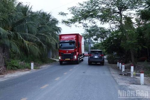 Sở Xây dựng Khánh Hòa chỉ đạo đơn vị quản lý đường bộ thường xuyên phát quang cây xanh, xử lý các vị trí che khuất tầm nhìn, bổ sung biển báo và vạch sơn nhằm bảo đảm an toàn giao thông trên tuyến.