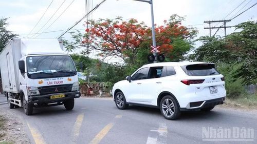 Trên mặt đường hẹp, người điều khiển phương tiện giao thông chỉ một phút lơ là cũng có thể dẫn đến va chạm.