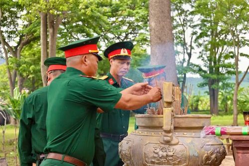 Các cựu chiến binh thắp hương tri ân các Anh hùng liệt sĩ tại di tích Nhà tù Lao Bảo.
