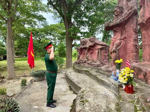 Anh hùng Lao động, cựu chiến binh, thương binh Trần Mạnh Báo tưởng nhớ và tri ân đồng đội.