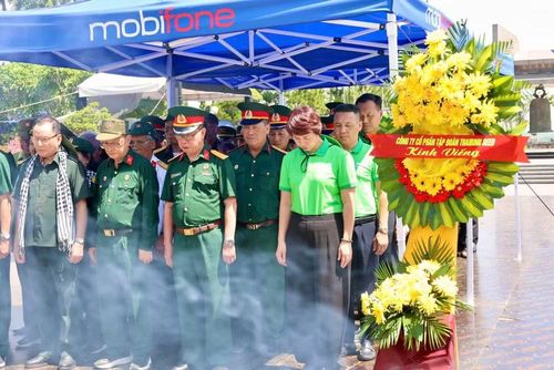 Đoàn đến dâng hương, dâng hoa tưởng niệm các Anh hùng Liệt sĩ tại Nghĩa trang Liệt sĩ quốc gia Đường 9.