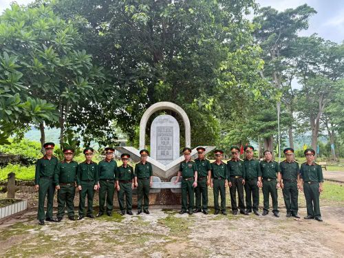 Đoàn cựu chiến binh Thái Bình Seed thăm di tích Nhà tù Lao Bảo.
