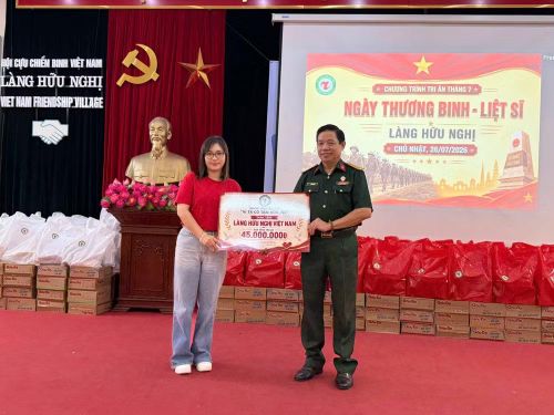 Đại diện nhóm thiện nguyện trao quà tặng cho Làng Hữu nghị Việt Nam.
