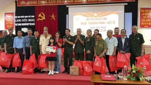 Trao tặng quà cho các cựu chiến binh tại Làng Hữu nghị Việt Nam.