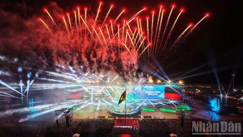 Mega Concert "Gia Lai - Đại ngàn chạm biển xanh" thu hút hơn 70.000 người dân và du khách tham dự.