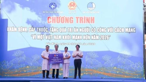 Bộ Y tế trao tặng thiết bị cho y tế cơ sở tỉnh Bắc Ninh.