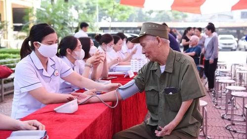 Tại chương trình, nhân viên y tế tầm soát, khám tổng quát sức khỏe cho người có công.