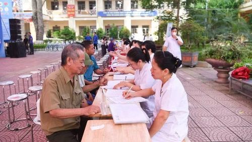 Đón tiếp người có công đến khám.