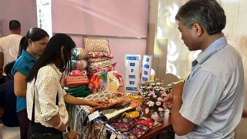 Những mô hình sinh kế được trưng bày tại các gian hàng, giúp những người khuyết tật tiếp cận công việc phù hợp.