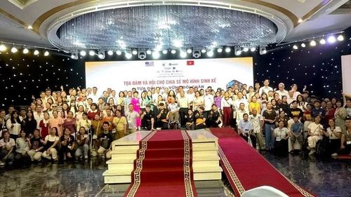 Các đại biểu chụp ảnh lưu niệm cùng các cơ sở đào tạo nghề, các tổ chức xã hội và đông đảo người khuyết tật tham dự tại chương trình.