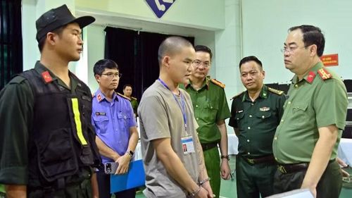 Một trong số các đối tượng khi được di lý về trụ sở Công an Lai Châu.