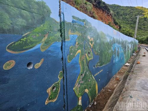 Một góc bức bích họa ở Côn Đảo. (Ảnh: Lê Đình Thìn).