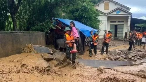 Lực lượng chức năng hỗ trợ di chuyển người dân xã Mường Than (Lai Châu) đến nơi an toàn. (Ảnh: TRẦN TUẤN)