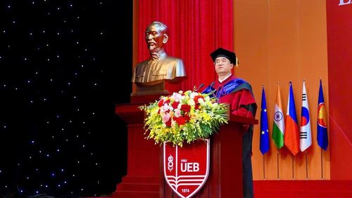 Phó Giáo sư, Tiến sĩ Nguyễn Trúc Lê, Bí thư Đảng ủy, Hiệu trưởng Trường đại học Kinh tế – Đại học Quốc gia Hà Nội.