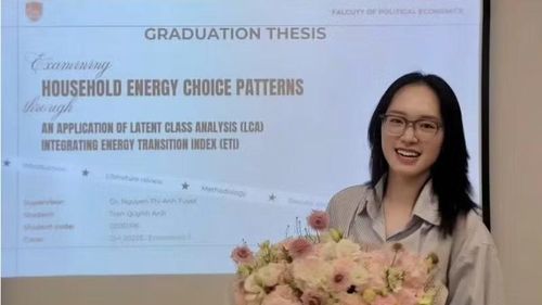 Trần Quỳnh Anh tại buổi báo cáo về một trong những đề tài đồng nghiên cứu trong thời gian học tại Trường đại học Kinh tế.