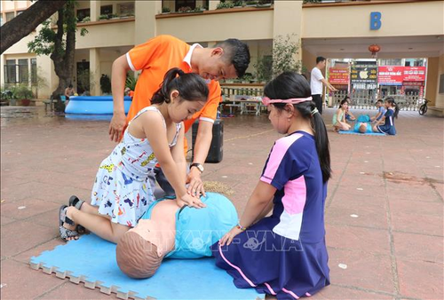 Hướng dẫn học sinh cách sơ cứu người bị đuối nước. Ảnh: TTXVN