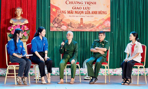 Quang cảnh buổi giao lưu “Sáng mãi ngọn lửa anh hùng”.