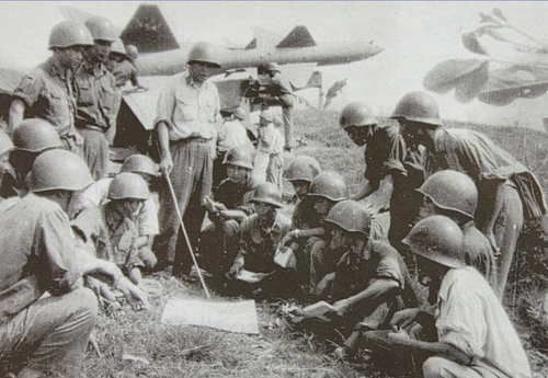 Kíp chiến đấu Tiểu đoàn 64, Trung đoàn 236 (Quân chủng Phòng không-Không quân) quán triệt kế hoạch chiến đấu tại trận địa, năm 1966. Ảnh tư liệu